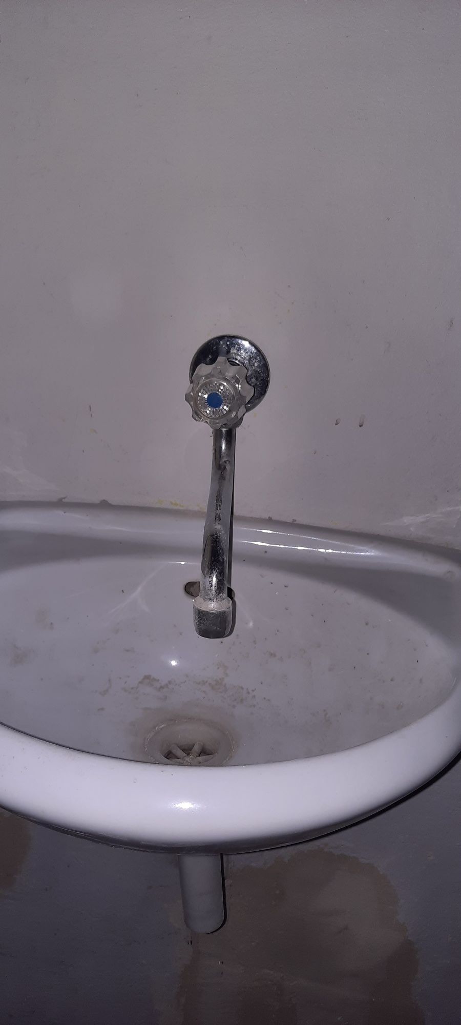 Umywalka lazienkowa plus bateria