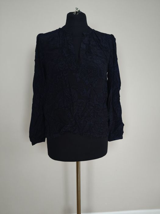 Elegancka bluzka granatowa z niebieskimi kwiatami i długim rękawem