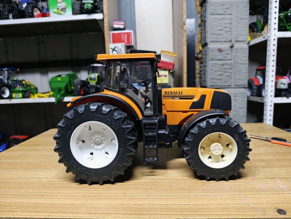 Bruder traktor renault