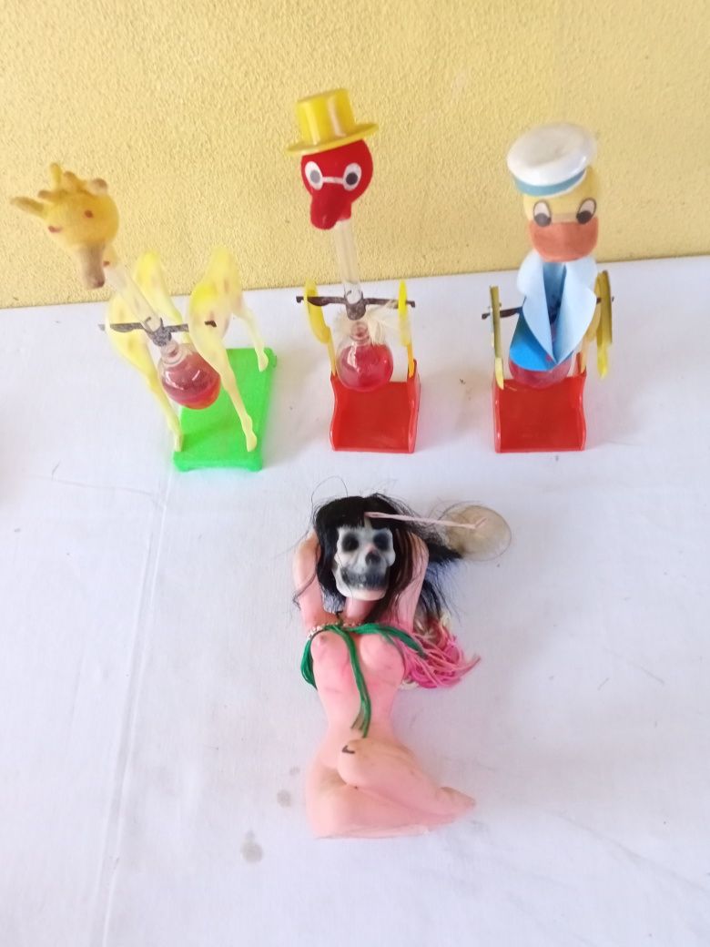 Brinquedos em madeira e plástico