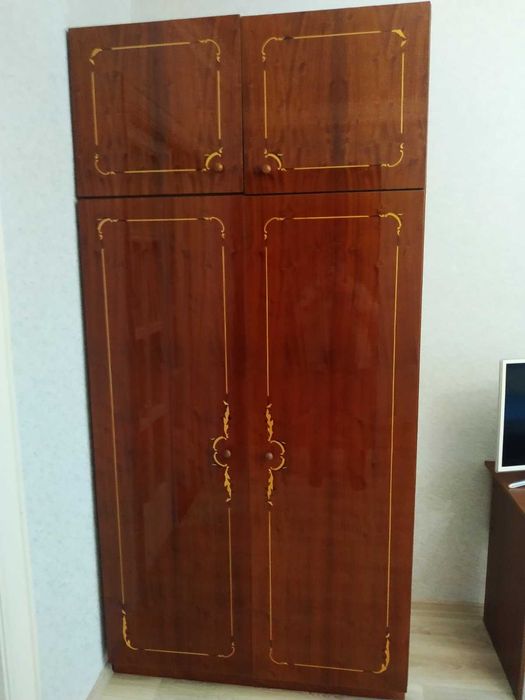 Віддам безкоштовно два шкафи для одягу в гарному стані.