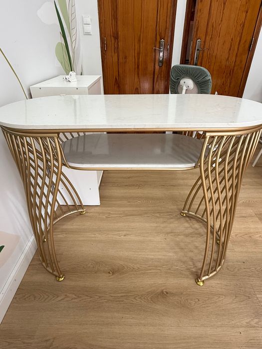 Mesa / Aparador dourado