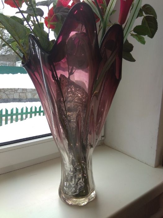 Большая ваза из гранатового стекла. Гутное стекло, ручная работа