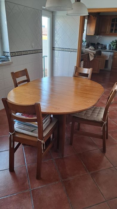 Mesa CERNE com quatro cadeiras