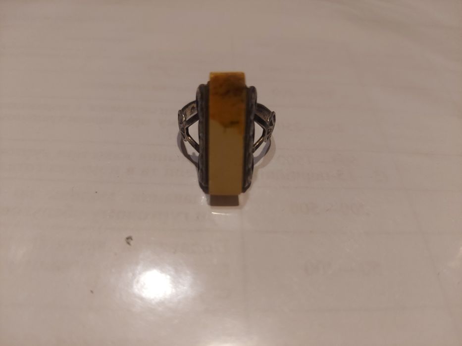 Продам серебряное кольцо с янтарем