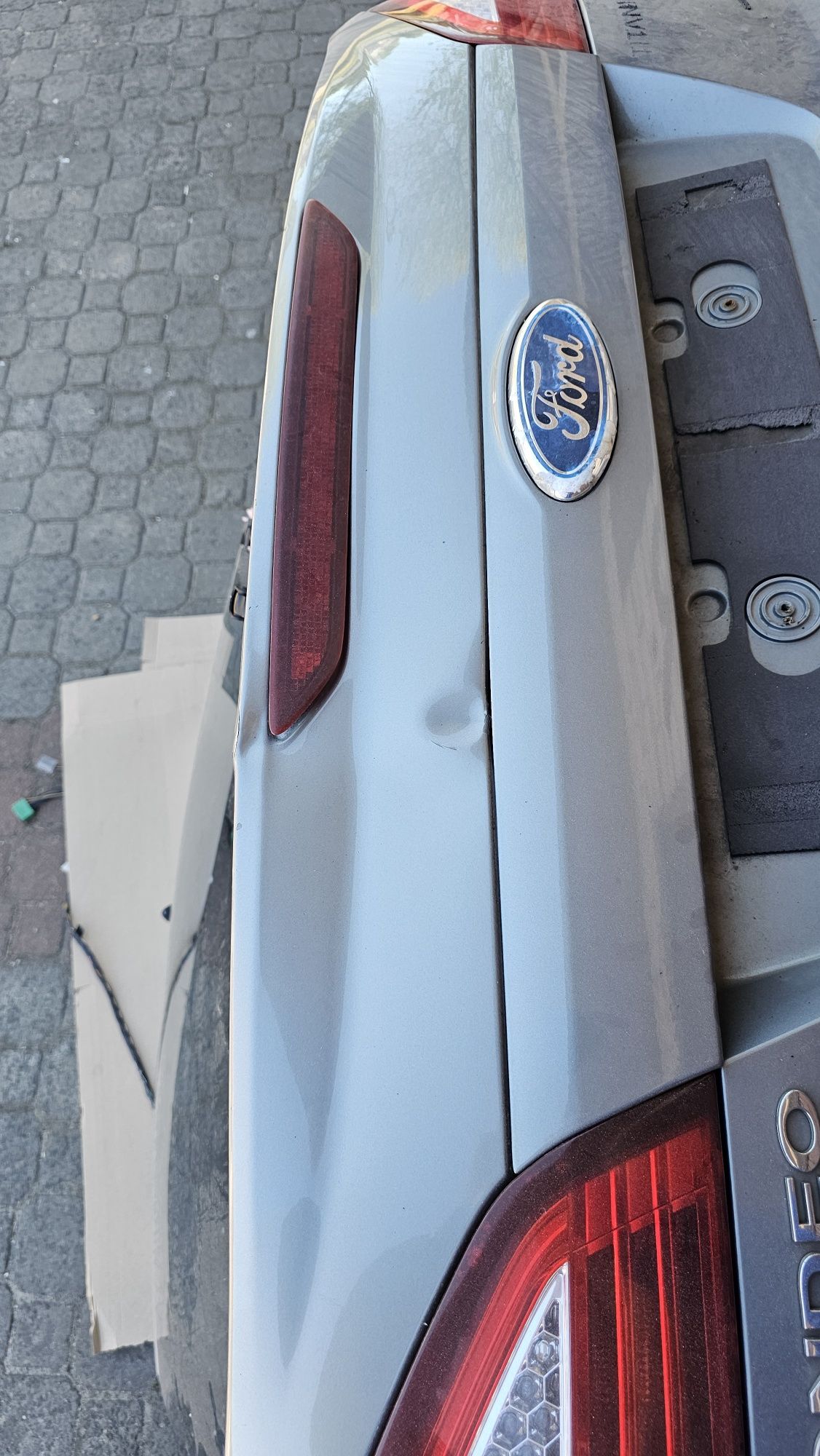 Klapa bagażnika Ford Mondeo mk4 uszkodzona