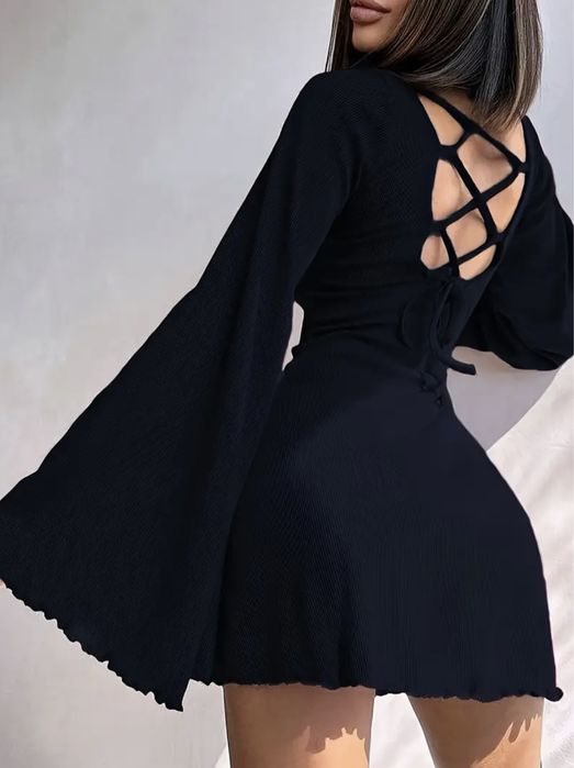 Черное платье с переплетом на спине и рукавами-клеш