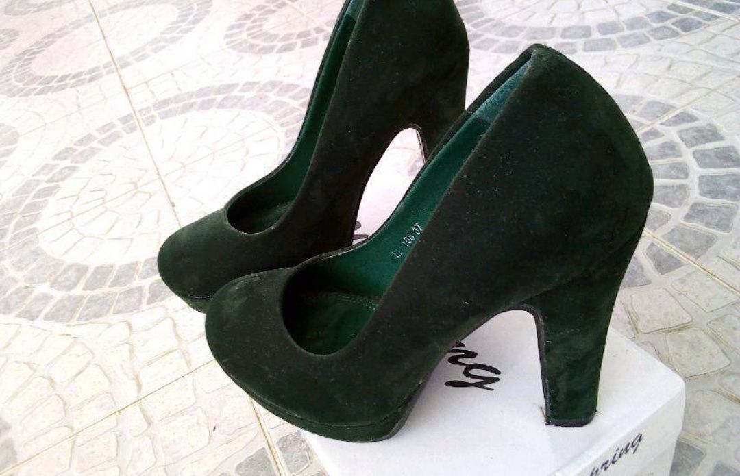 Sapatos verdes escuros tamanho 37 , usados apenas 1 vez