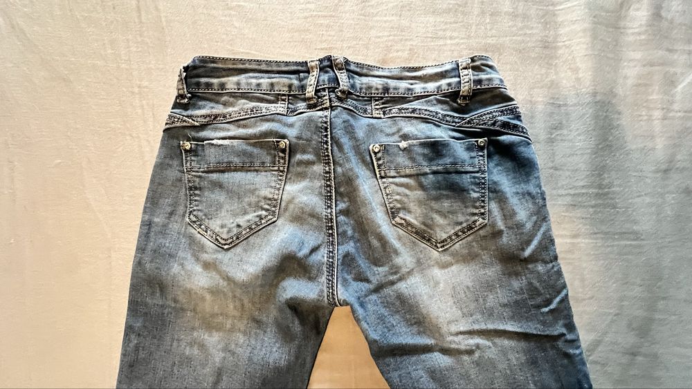Jeansy skinny rurki z ozdobnymi zamkami S