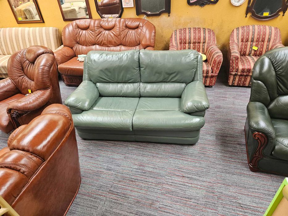 Sofá cama, em pele de cor verde - óptimo estado geral