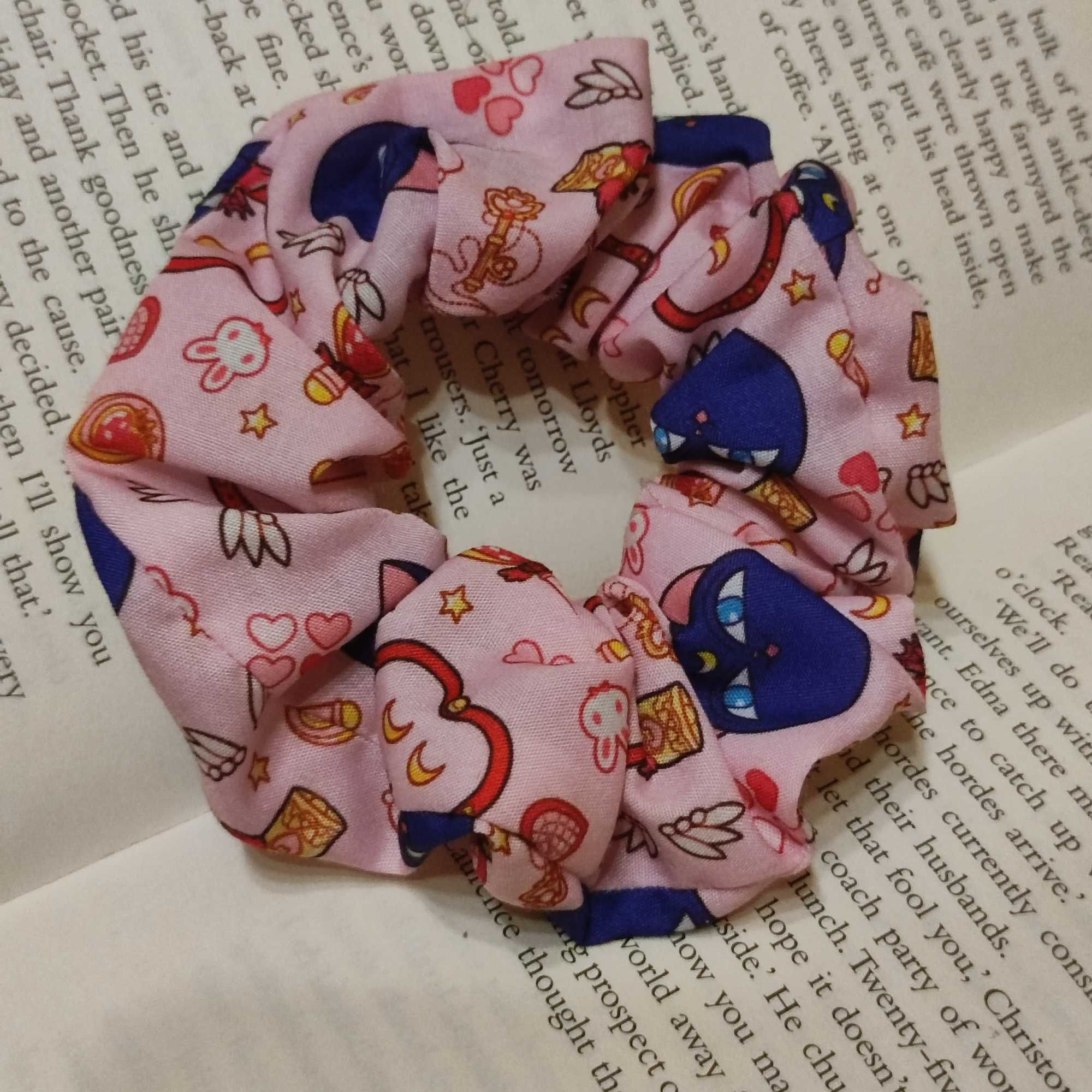 Różowa scrunchie Sailor Moon Króliczki Czarodziejka z Księżyca