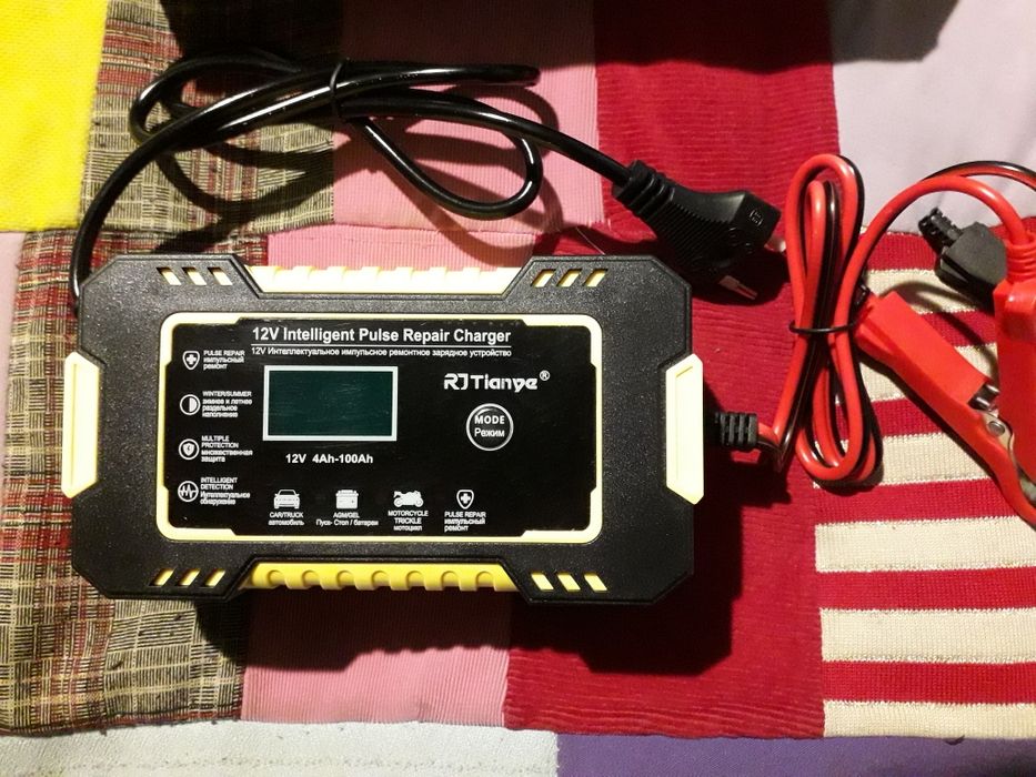 Автоматичний універсальний пристрій для зарядки акумуляторів 12 В