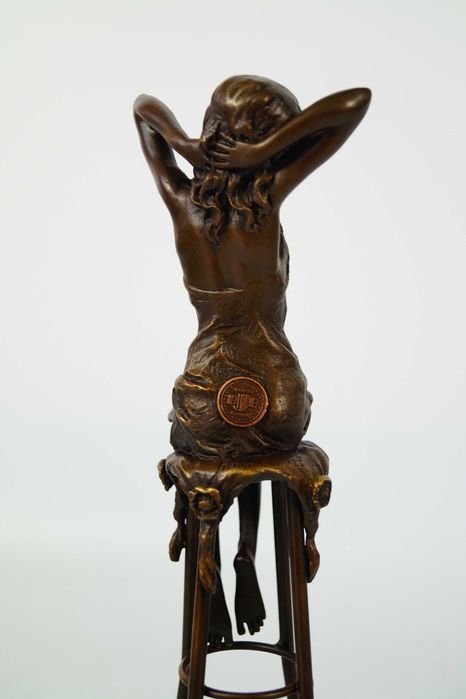 Zmysłowa kobieta na krześle FIGURA Z BRĄZU rzeźba