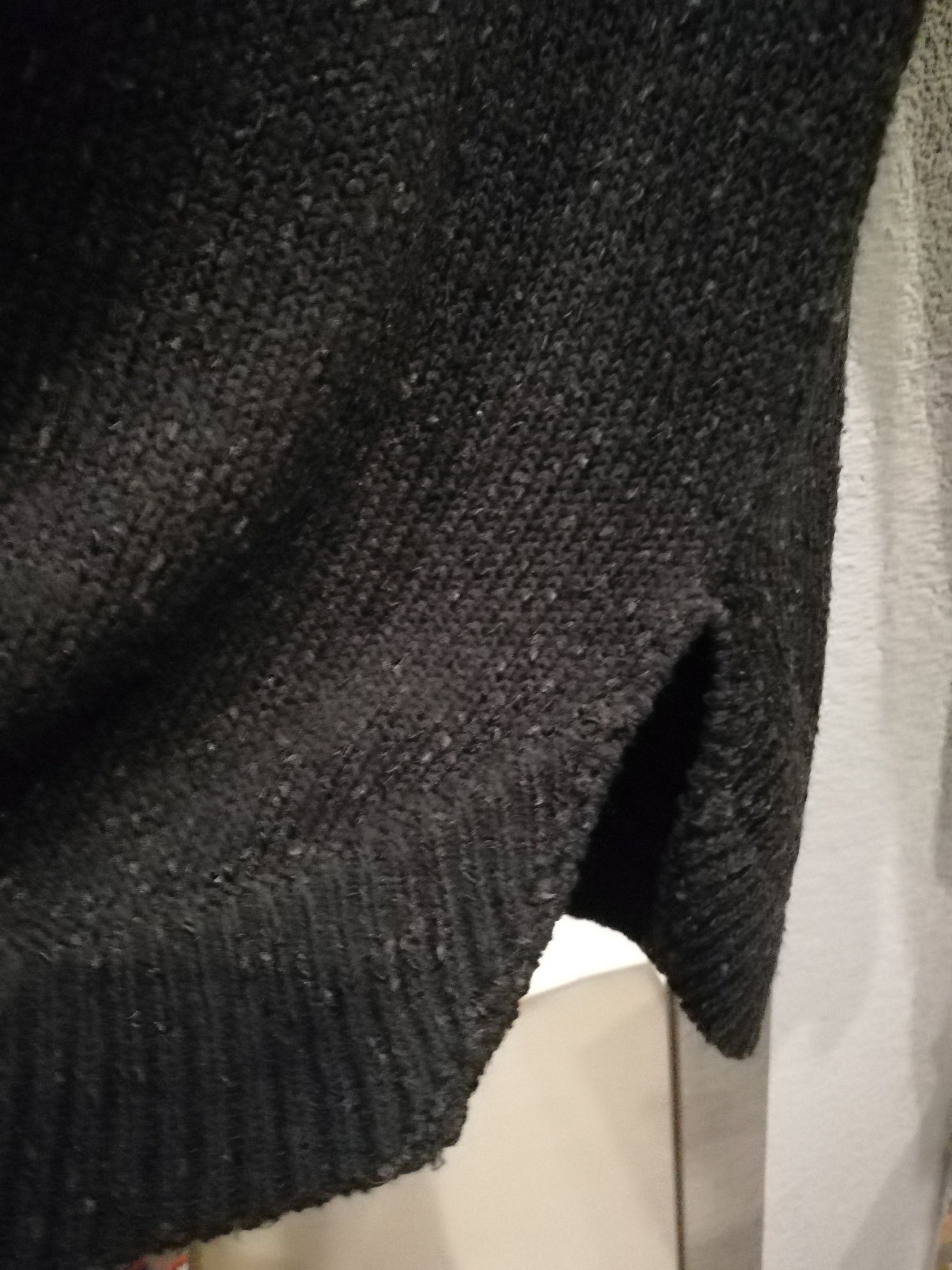 Sweter czarny z błyszczącą nitką