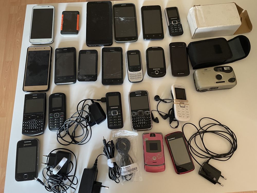 20 telemóveis + 1 MP4 + 1 máquina fotográfica de rolo