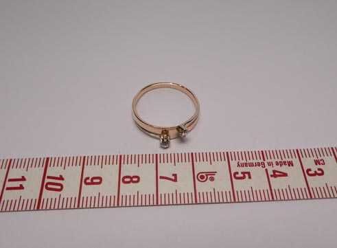 Dwukolorowy pierścionek z cyrkoniami różowo białe złoto R.18