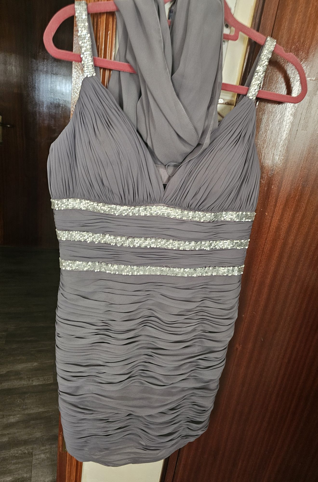 Vendo 2 vestidos e 3 pares de sandálias