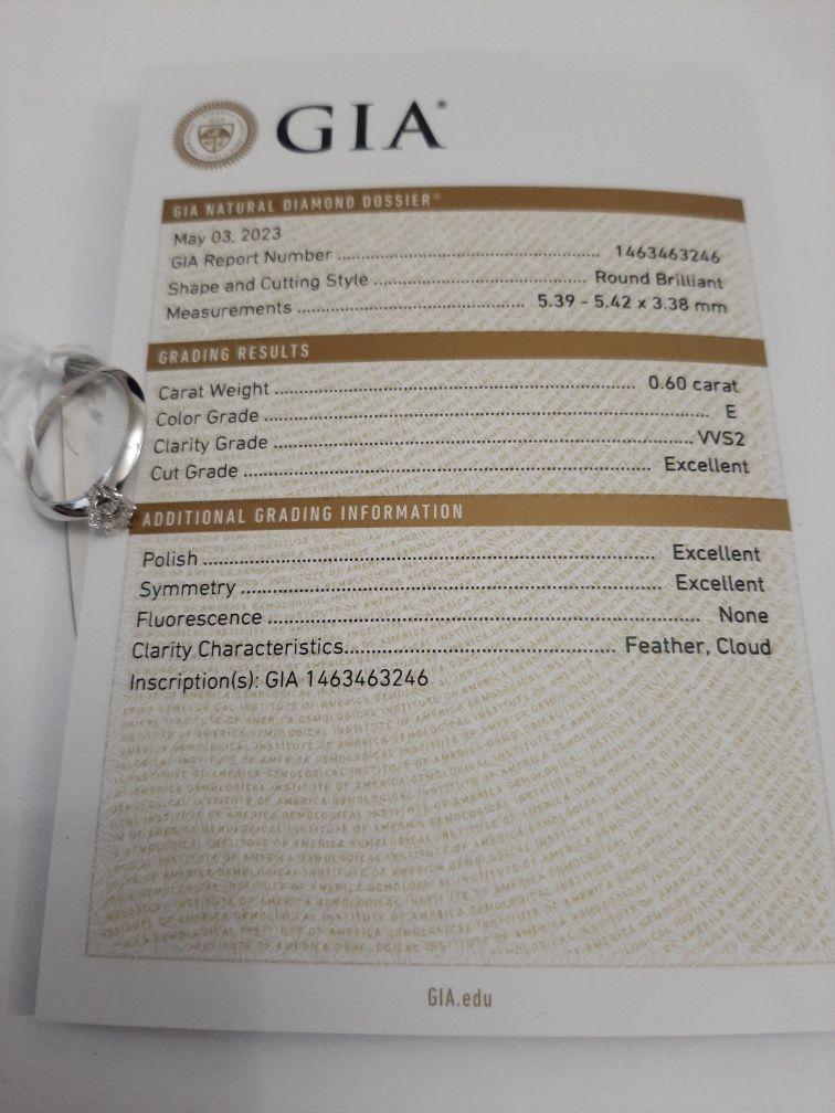 Золотое кольцо с бриллиантом GIA.