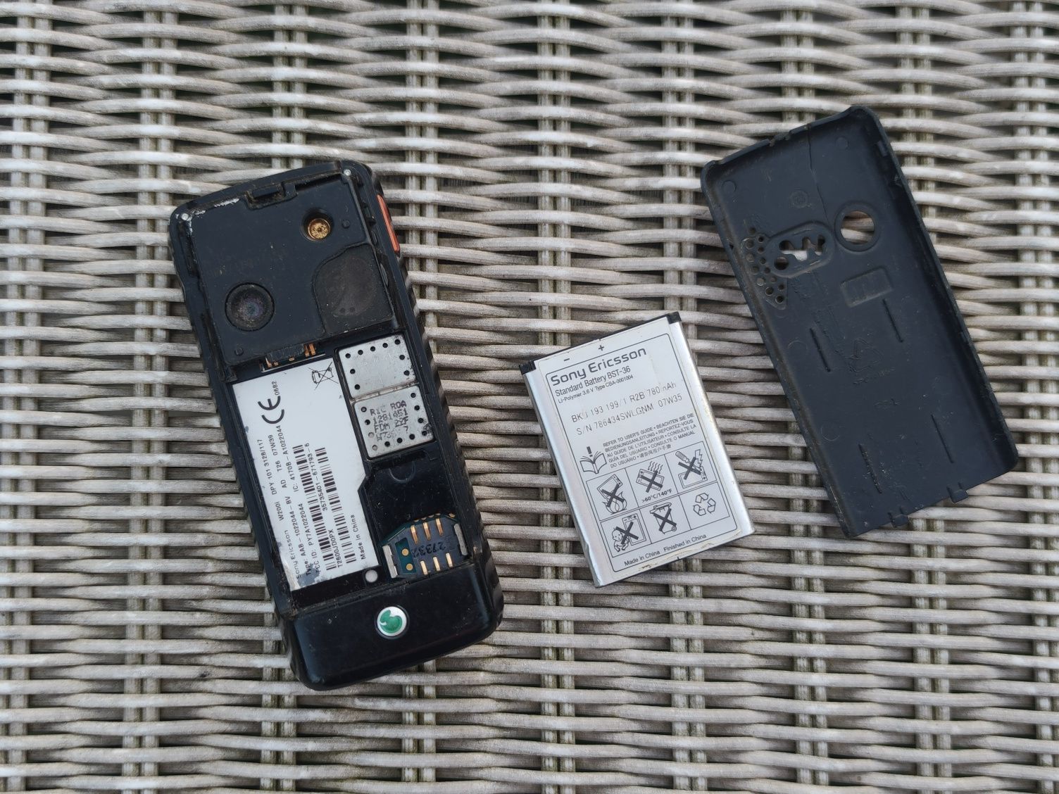 Sony Ericsson w200i telefon komórkowy walkman