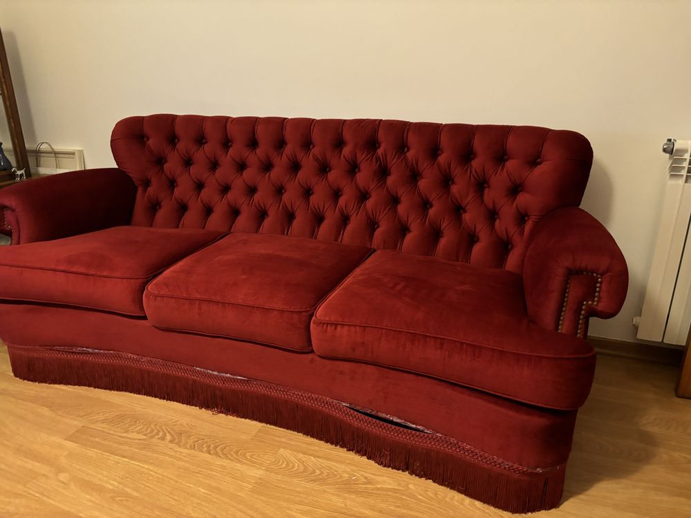 Sofá Classico Capitone em Veludo Vermelho