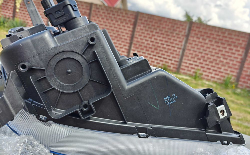 Honda CRV II przedni lewy reflektor