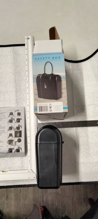 Sprzedam mini sejf z zamkiem szyfrowym.