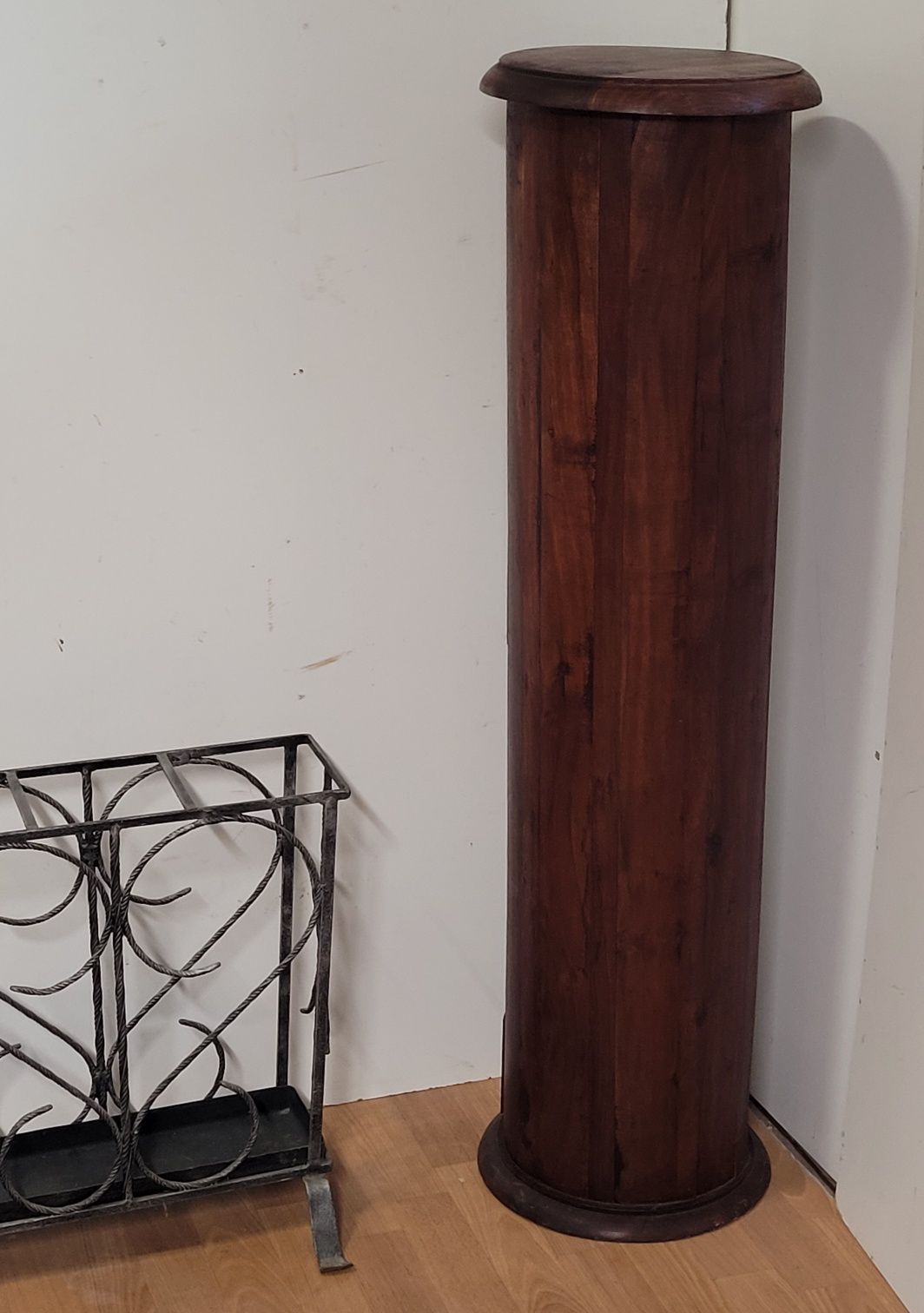 Wysoka Komoda okrągła z szufladkami jak kolumna kolonialna palisander