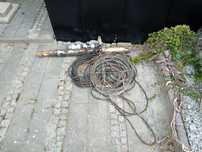 Pompa głębinowa z liną stalową i przewodem elektrycznym.