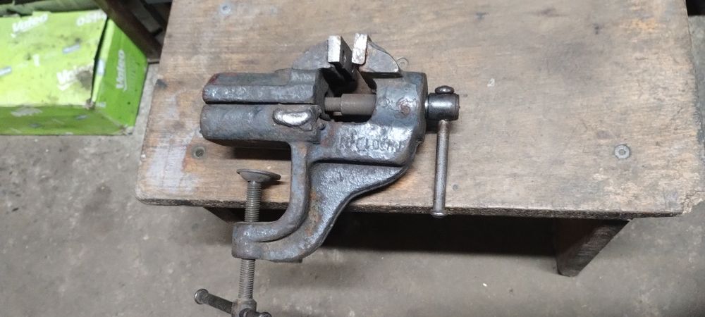 Продам тиски малі.