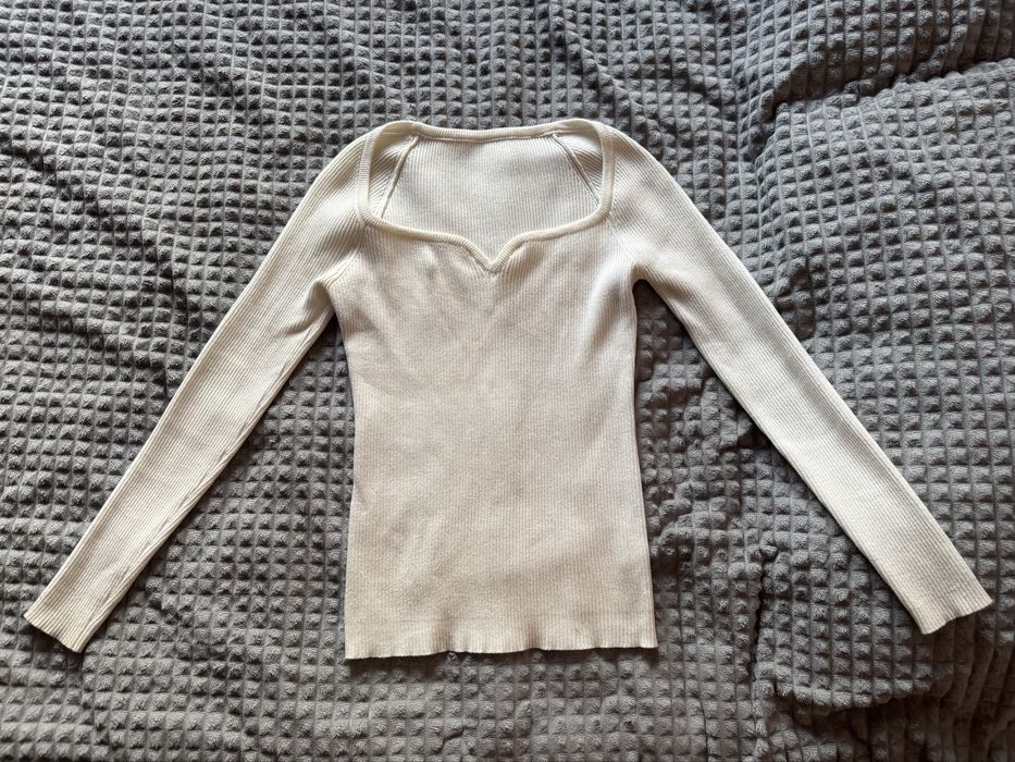 кофтинка в рубчик облягаюча молочна з вирізом в декольте