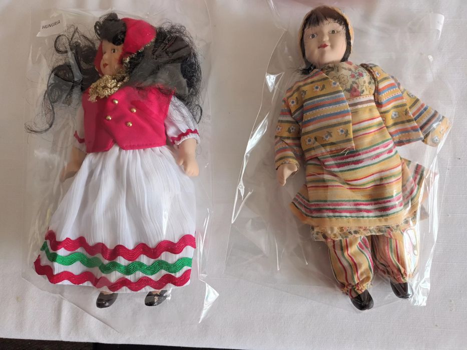 Bonecas em loiça, com vestuário tradicional de vários países,
