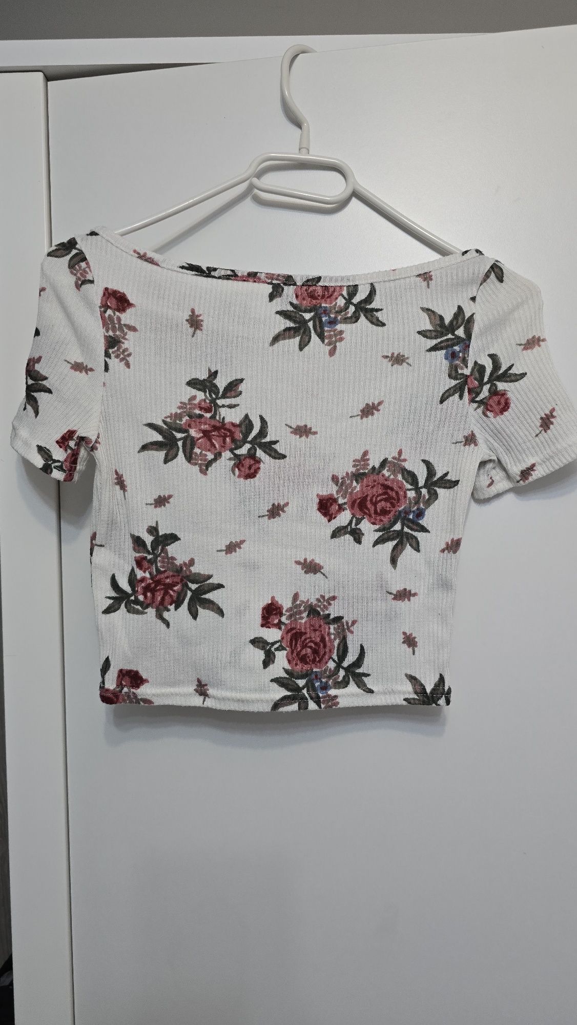 Biały crop Top w kwiaty xs 34 odkryte ramiona