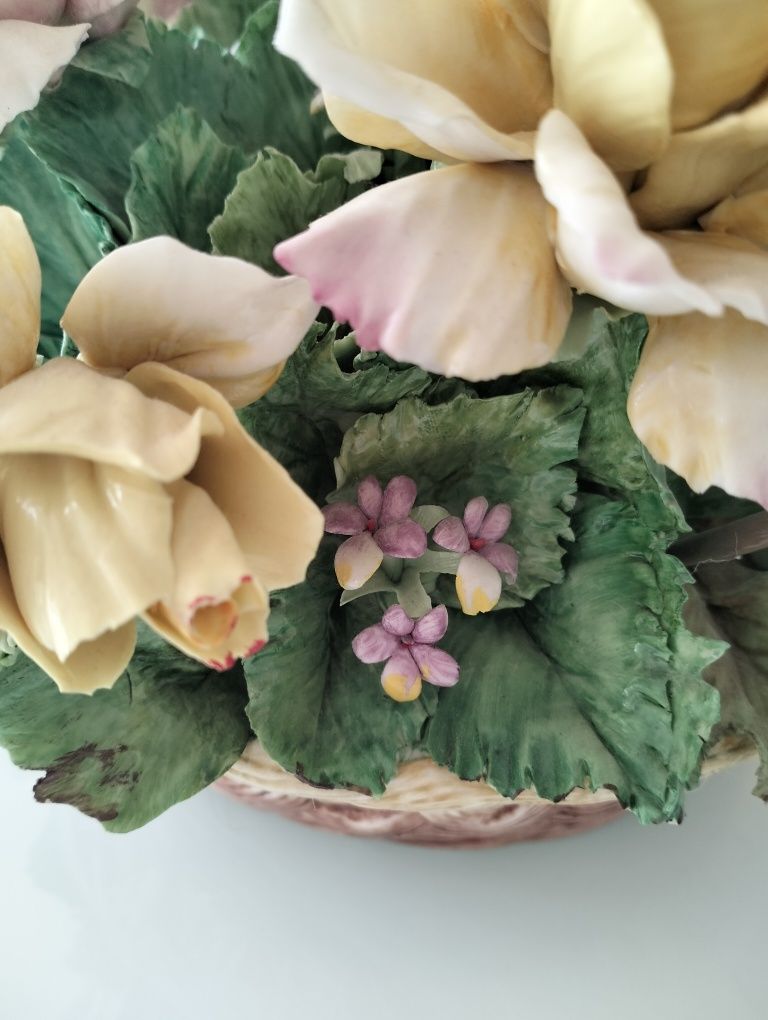 Arranjo de flores em loiça