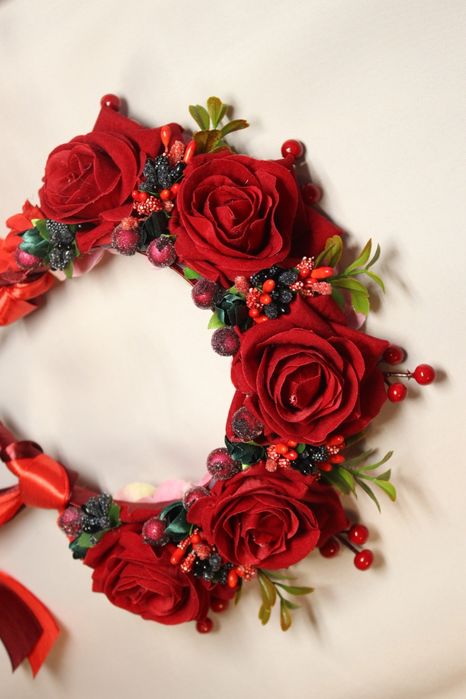 Пишний квітковий трояндовий віночок із стрічками орнамент