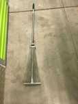 Ancinho para folhas com cabo extensível