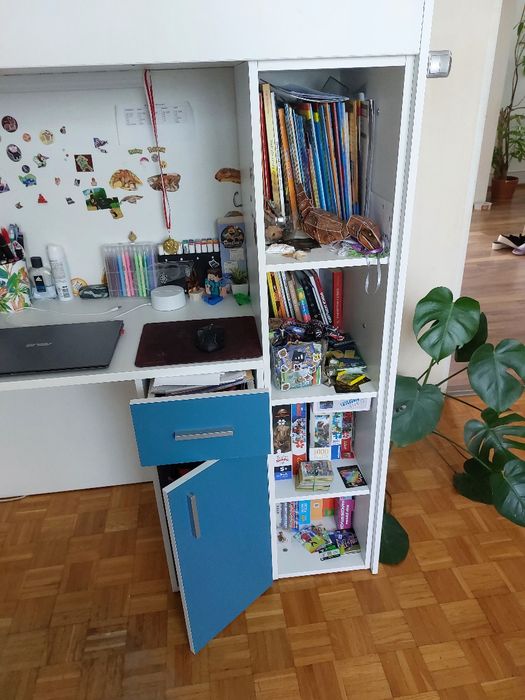 Antresola z biurkiem i szafą