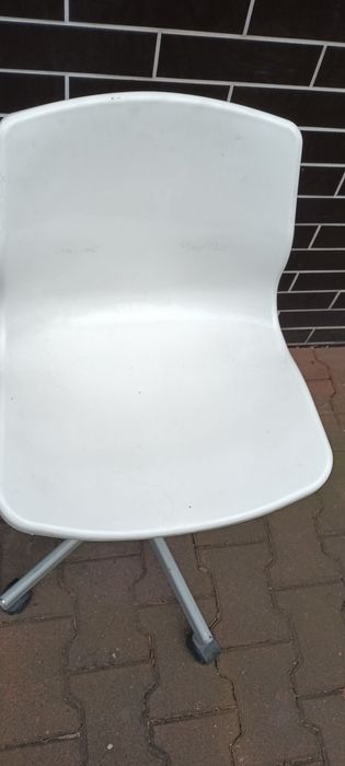 Krzesla obrotowe biale i stolik