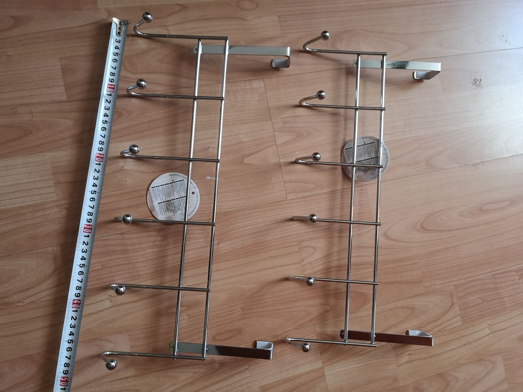 Za dwa wieszaki  chromoniklowy na drzwi. 6 zaczepień. 47 cm. Dł