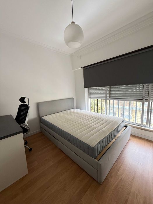 Cama estofada c/ 1 caixa de arrumação + Colchão molas ensacadas (IKEA)