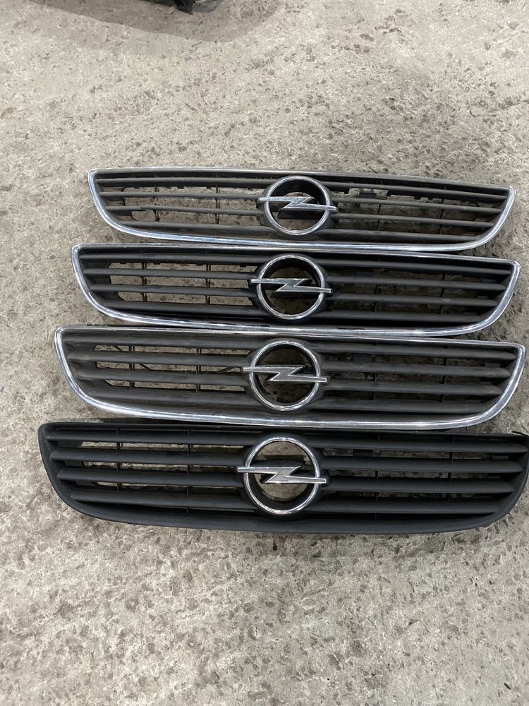 Решетка радиатора Opel Zafira A
