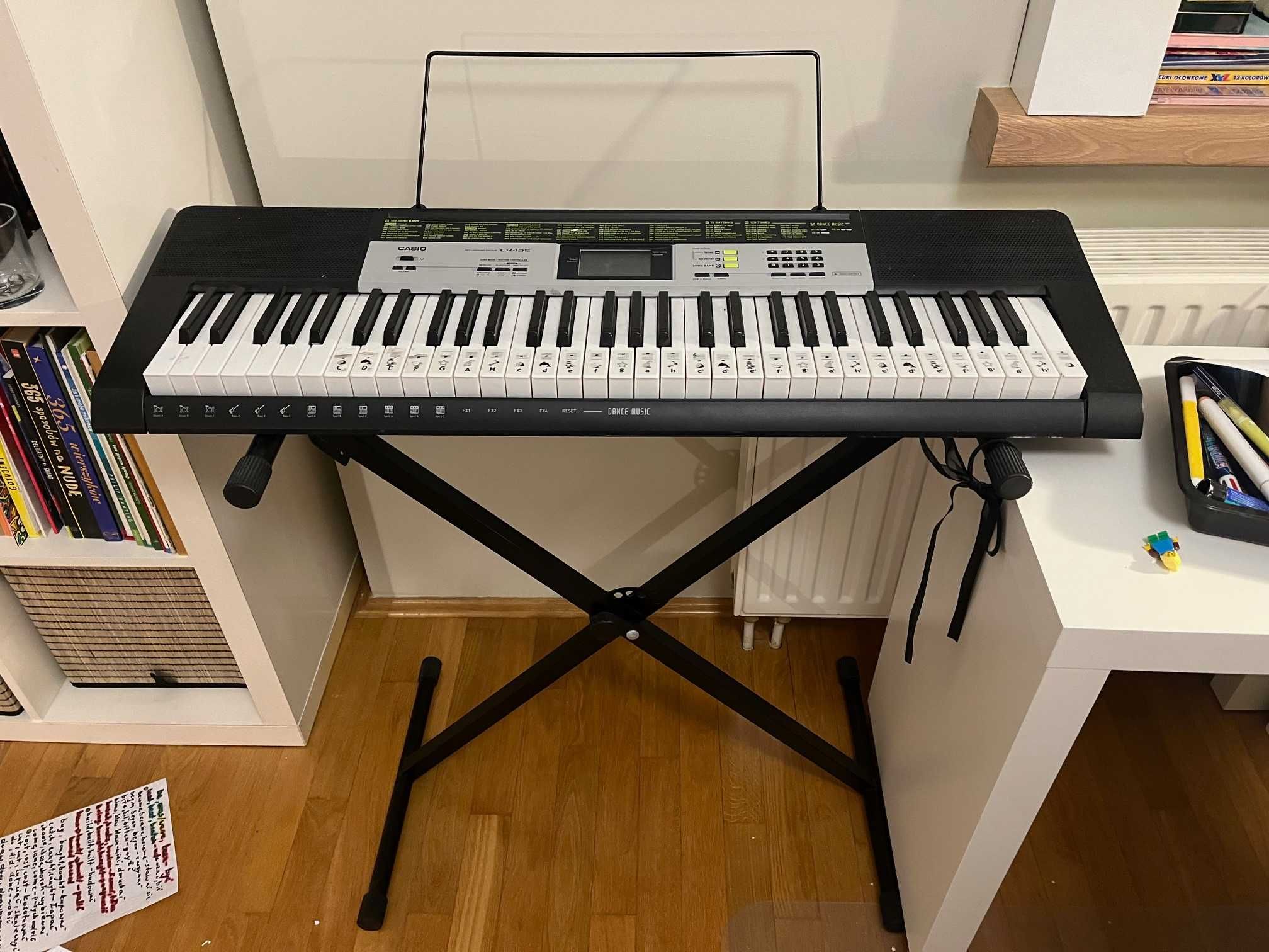 Keyboard Casio LK-135 + statyw. Stan bdb. Cały komplet.