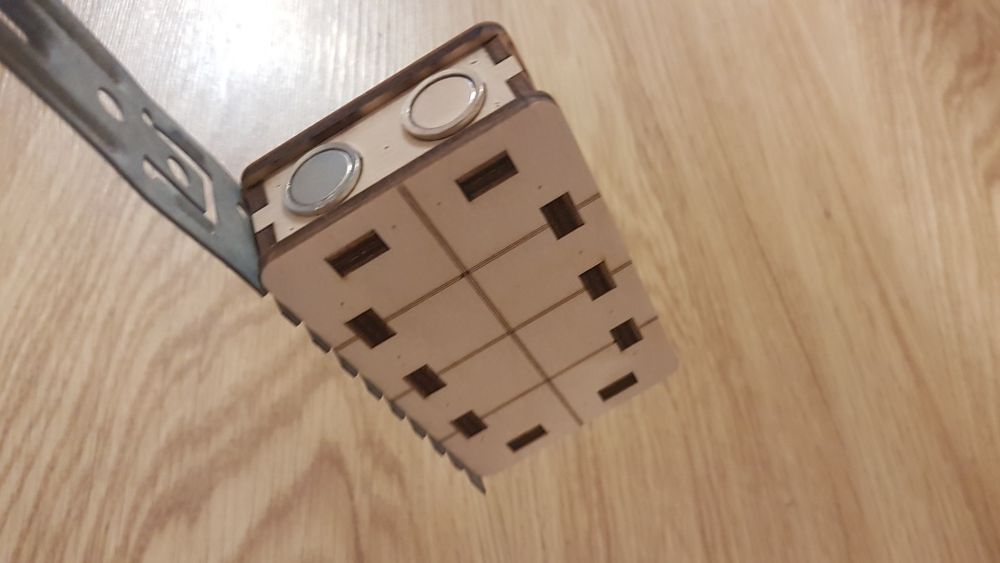 Приспособление магнит для помощи в монтаже гипсокартонных профилей.