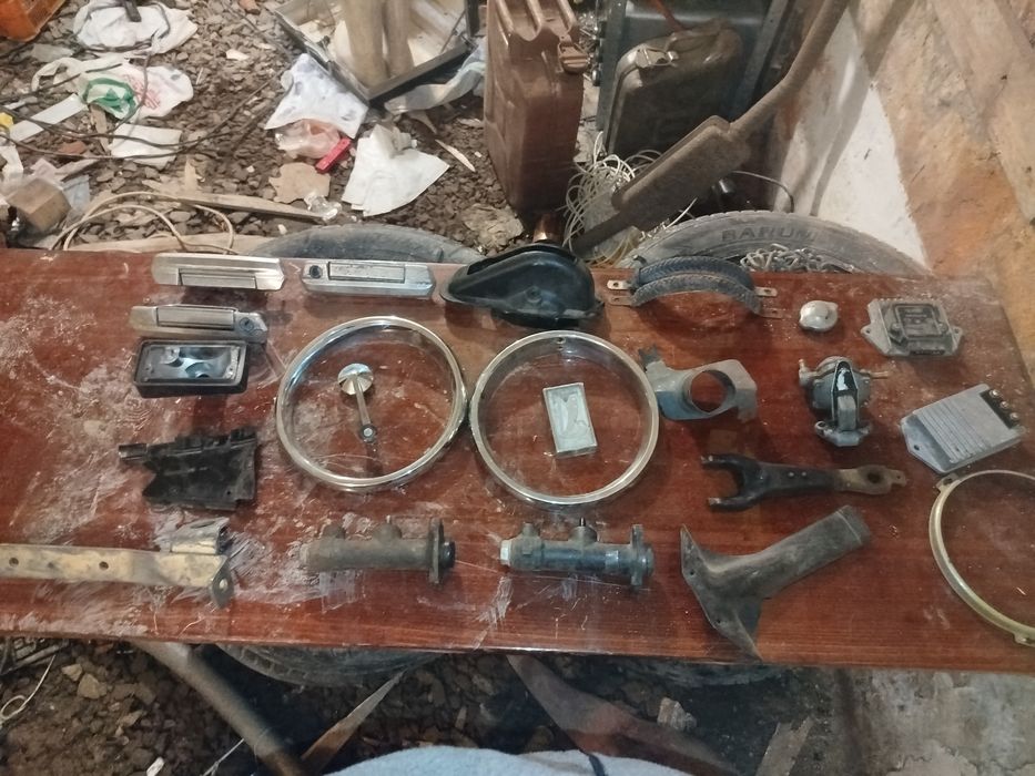 Продам деталі салону та подкапотки на ваз