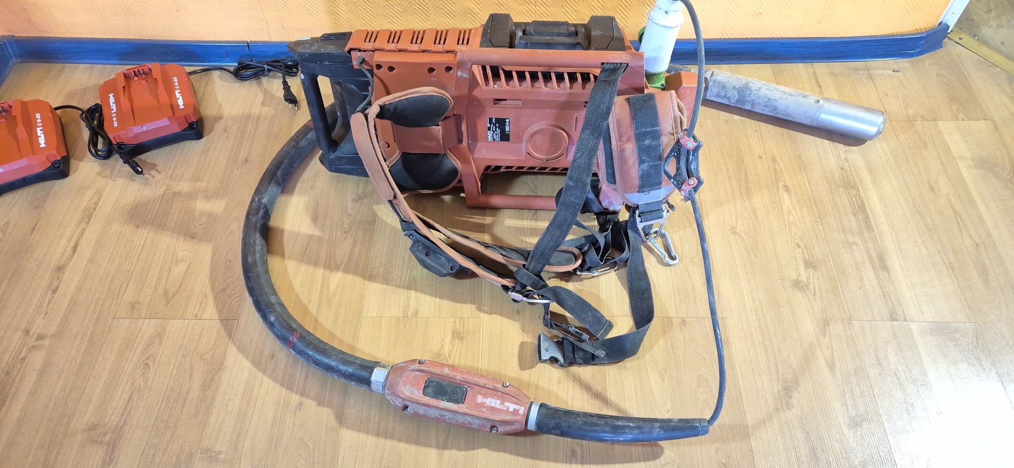 Hilti NCV 10-22 NURON akumulatorowy plecakowy wibrator do betonu