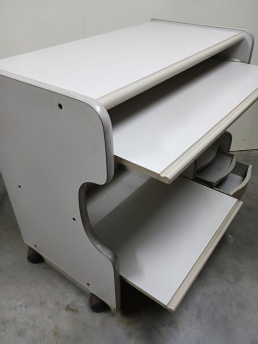 Secretaria multifuncional em madeira lacada branco.
Medidas: 96/80/50c