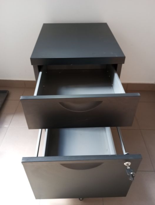 Czarna szafka na kółkach 57x50.5x41 cm