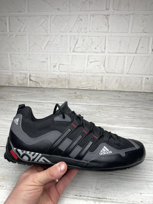 Крутые черные adidas terrex swift solo пеший туризм