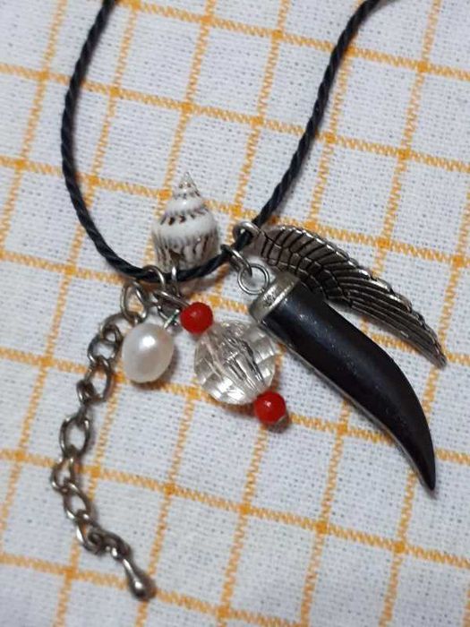 Colar com pendentes