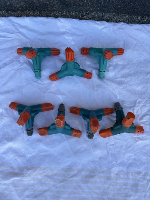 Водний розбризкувач зрошувач обертається, Кіл ніжка