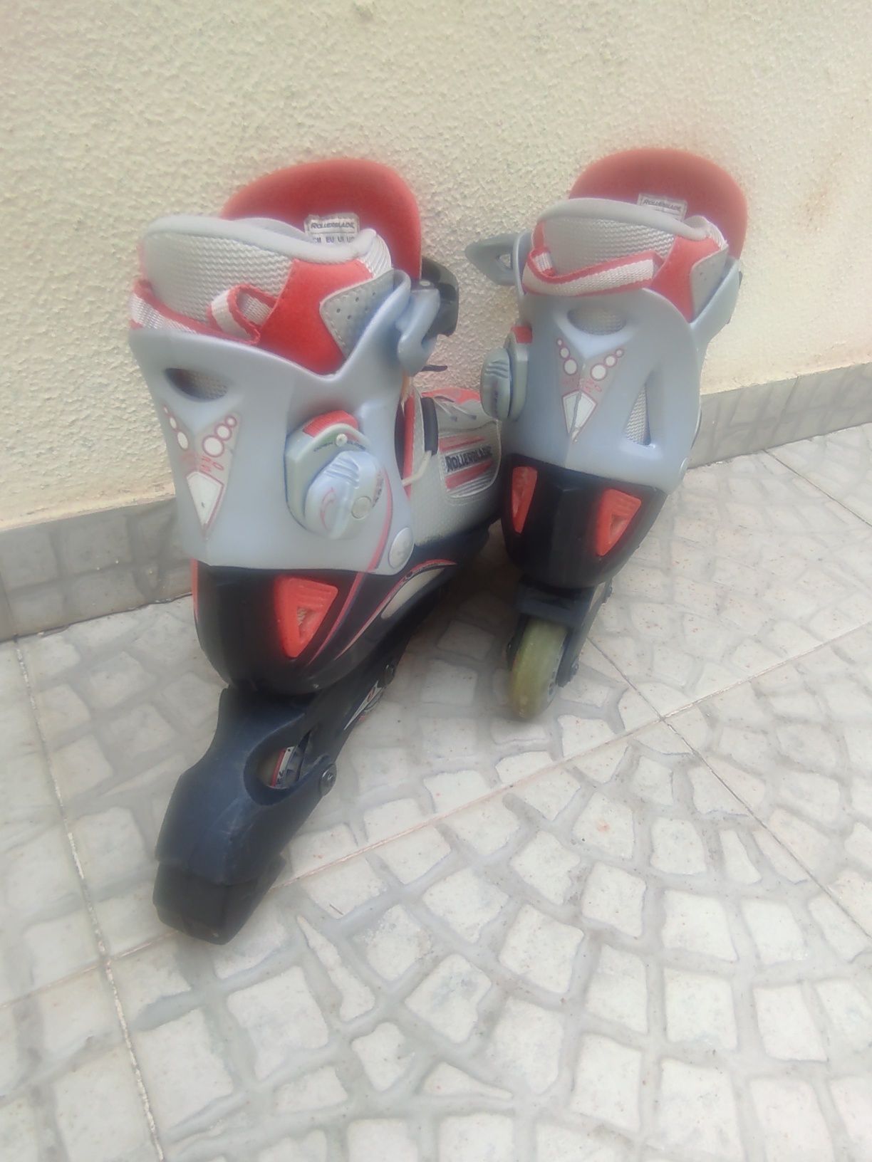 Patins em linha  com acessórios de proteção